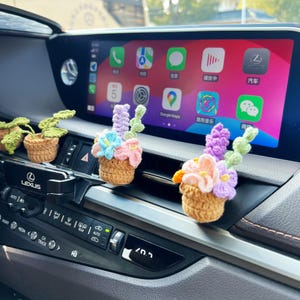 かぎ針編みの植物、車の通気口クリップ、かぎ針編みの花の鉢、車の芳香剤の装飾、女性用カーアクセサリー、かぎ針編みのイチゴの植物、車の装飾