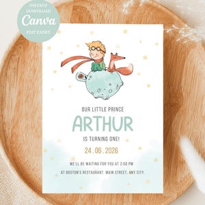 Puede incluir: Una invitación de cumpleaños con una ilustración de acuarela de un joven príncipe y un zorro en un planeta. La invitación incluye el nombre "ARTHUR", la fecha y los detalles del evento. El diseño tiene un esquema de color azul claro y dorado.