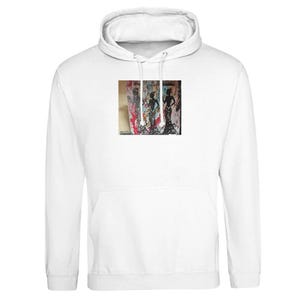 Könnte beinhalten: Weißer Kapuzenpullover mit einem farbenfrohen abstrakten Design mit zwei silhouettierten Figuren. Das Kunstwerk enthält rote, schwarze und weiße Elemente. Der Hoodie hat einen Kordelzug und eine Vordertasche.