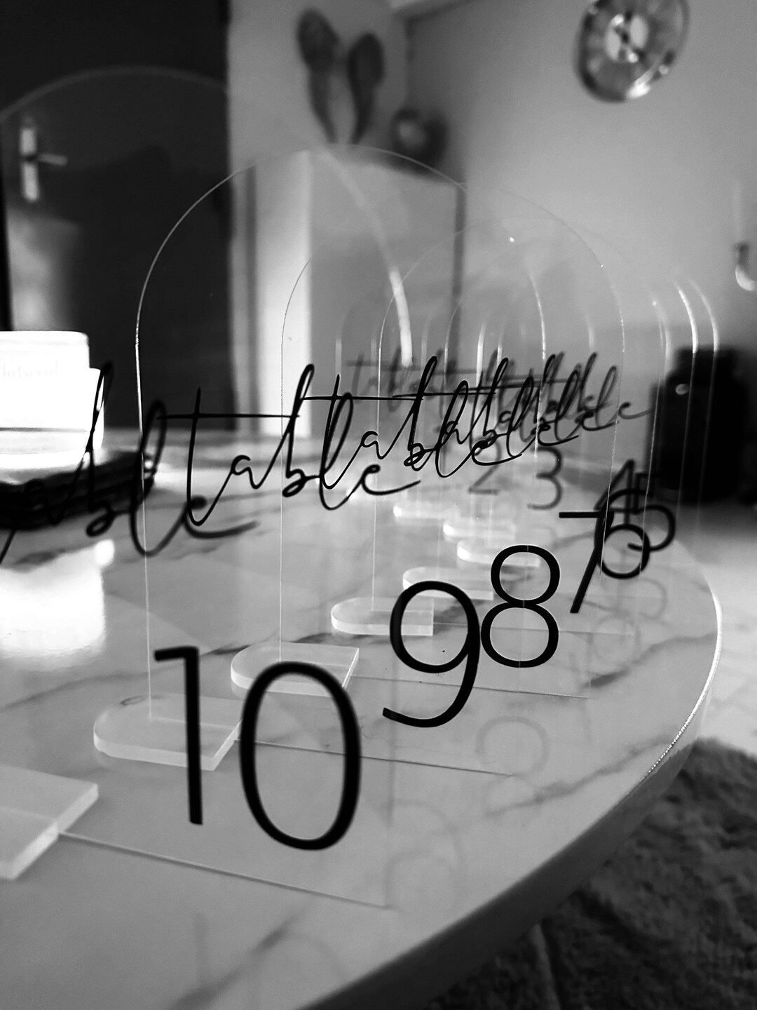 UNIQOOO Acryl-Tischnummern 1–30 Mit Ständer – 10,2x15,2 Cm, Kalligraphie-Druck, Für Hochzeit & Events