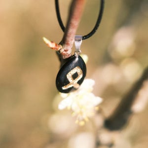 Othala (ᛟ) Halskette mit Vergoldung an schwarzem dunklem Band - Elder Futhark - Norse Divination