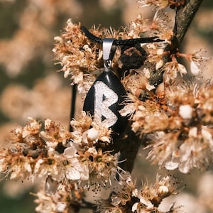 Berkana (ᛒ) Halskette mit Versilberung an schwarzem dunklem Band - Elder Futhark - Norse Divination