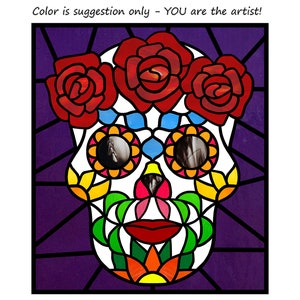 Pode incluir: Uma caveira de açúcar de vitral colorida com fundo roxo. A caveira é decorada com flores e tem uma coroa de rosas vermelhas no topo.