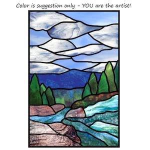 Könnte beinhalten: Ein Buntglasfensterdesign mit einem Fluss, der durch eine felsige Landschaft mit Bäumen und einem blauen Himmel mit weißen Wolken fließt.