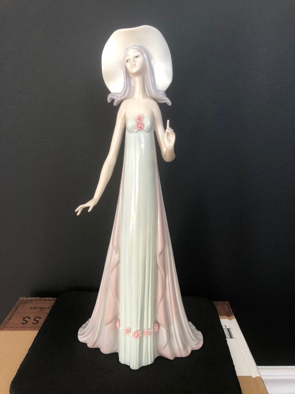 Sold Price: Lladro : Statuette vers 1980, porcelaine émaillée couleur