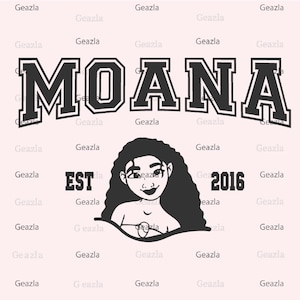 Op de afbeelding: Zwart-wit grafisch ontwerp met de tekst "MOANA EST 2016" en een cartoonafbeelding van een vrouw met lang donker haar.