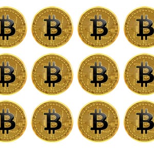 Puede incluir: Una cuadrícula de doce fichas circulares de color dorado, cada una con un prominente símbolo de Bitcoin negro en el centro. La superficie de cada ficha muestra intrincados patrones grabados similares a circuitos que irradian desde el logo.