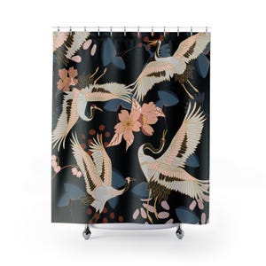 Zabawne żurawie na tle kwiatów i czarnego tła, zasłona prysznicowa, elegancka zasłona prysznicowa, inspirowana Hawajami, 71&quot;x74&quot;