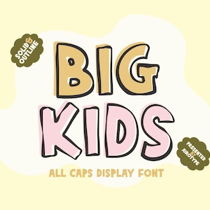 Op de afbeelding: Een digitale afbeelding met de tekst BIG KIDS in een vet, handgetekend lettertype. Het woord BIG is geel en KIDS is roze, beide met zwarte omlijningen. Twee donker olijfgroene wolkvormige badges bevatten de tekst SOLID & OUTLINE en PRESENTED BY AIROTYPE. De onderste tekst luidt ALL CAPS DISPLAY FONT.