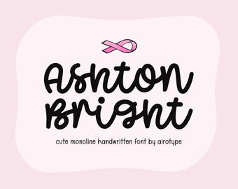 以下が含まれることがあります： 黒い丸みを帯びた手書き風フォントで「Ashton Bright」と書かれたデジタル画像。テキストの上には小さなピンクのリボンがあしらわれています。テキストの下には「cute monoline handwritten font by airotype」という文字が記載されています。
