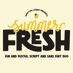 Op de afbeelding: Een grafisch ontwerp met de woorden "Summer Fresh" in gele script en zwarte schreefloze lettertypen. De tekst staat tegen een lichtgele achtergrond, met de zin "Fun and Playful Script and Sans Font Duo" eronder. Bovenin staat een citroenillustratie.