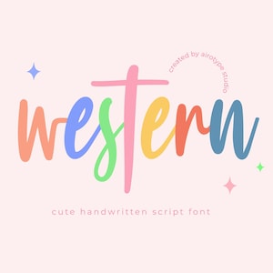 Puede incluir: Una fuente manuscrita colorida llamada "western" con un estilo lindo y juguetón. El texto está en un arcoíris de colores, incluyendo rosa, azul, verde, amarillo y naranja. La fuente se describe como una "fuente de escritura manuscrita linda".