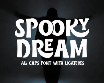 以下が含まれることがあります： 暗い背景に白い文字で書かれた Spooky Dream フォント。フォントはすべて大文字で、リガチャが含まれています。テキストは「Spooky Dream」と「All Caps Font with Ligatures」です。