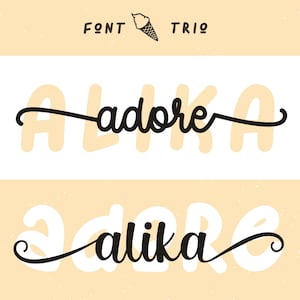 Può includere: Un design di font chiamato "adore" con uno stile giocoso e scritto a mano. La parola "adore" è scritta in nero con un contorno bianco, e le lettere sono leggermente arrotondate. Lo sfondo è di colore pesca chiaro.