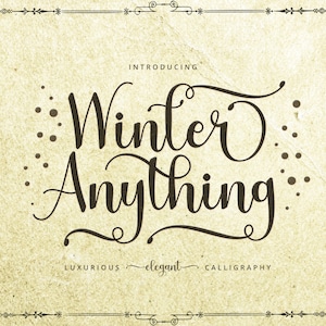 Puede incluir: Presentación de Winter Anything, una fuente de caligrafía lujosa y elegante. La fuente se muestra en un estilo cursivo con un borde decorativo.