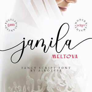 Può includere: Un font di scrittura in bianco e nero chiamato "Janila Meltova" con le parole "Fancy Script Font by Airotype" sotto. Il font è mostrato su uno sfondo bianco con un'immagine sfocata di una persona che indossa un abito bianco.