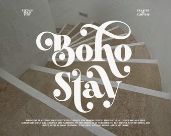 以下が含まれることがあります： 大きな白いセリフフォントで装飾的なスワッシュが施された「Boho Stay」というテキストが表示されたデジタルグラフィック。ベージュの石の階段と白い蹴上げがあるカーブした階段の画像に重ねられています。上部の小さなテキストには「Vintage Serif Font」および「Created by Airotype」と書かれています。