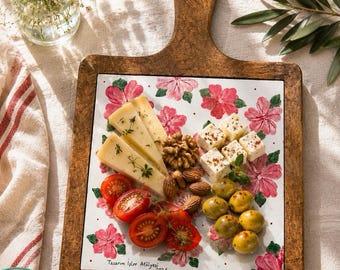 Tabla de servir de madera y cerámica con flores rosas, vajilla de cerámica pintada a mano.