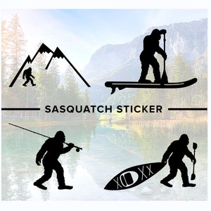 Puede incluir: Cuatro diseños de calcomanías en blanco y negro con un personaje de sasquatch o pie grande. El primer diseño muestra un sasquatch de pie en la cima de una montaña. El segundo diseño muestra un sasquatch de pie en una tabla de paddle surf. El tercer diseño muestra un sasquatch pescando con una caña de pescar. El cuarto diseño muestra un sasquatch llevando un kayak.