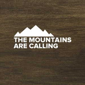 Puede incluir: Gráfico de montaña blanco con el texto "THE MOUNTAINS ARE CALLING" sobre un fondo de vetas de madera marrón. Un diseño sencillo y limpio, ideal para los amantes de la naturaleza.