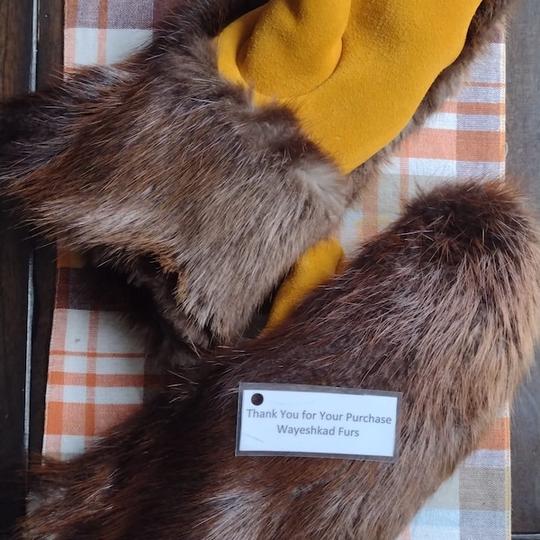 Manoplas indígenas hechas a mano de piel de castor con palmas de cuero y forros sintéticos. Certificado por el Consejo Canadiense de Empresas Aborígenes