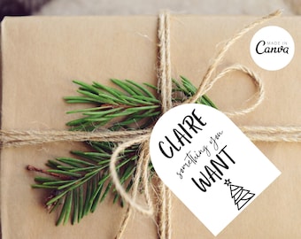 Può includere: Un regalo avvolto in carta marrone, legato con spago e decorato con un rametto di sempreverde. Un'etichetta bianca recita "Claire something you WANT" con un'illustrazione di albero di Natale. Lo sfondo è un motivo a quadri.