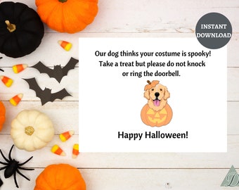 Puede incluir: Un letrero imprimible con temática de Halloween con el texto "Our dog thinks your costume is spooky! Take a treat but please do not knock or ring the doorbell. Happy Halloween!" rodeado de calabazas, murciélagos, caramelos y una ilustración de perro.