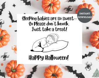 Puede incluir: Un imprimible con temática de Halloween con una ilustración de un bebé durmiendo sobre una almohada. El texto dice: "Sleeping babies are so sweet... So Please don't knock, Just take a treat! Happy Halloween!" con calabazas, arañas y murciélagos.