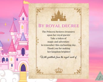 Puede incluir: Una tarjeta de estilo vintage con una ilustración de castillo dorado y el texto "BY ROYAL DECREE". La tarjeta tiene un fondo rosa y blanco y presenta un mensaje sobre una princesa que otorga tesoros a sus invitados reales.
