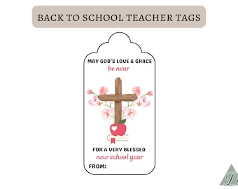 Puede incluir: Una etiqueta de regalo para profesores imprimible con un diseño floral rosa, una cruz de madera y el texto "Que el amor y la gracia de Dios estén cerca. Para un nuevo año escolar muy bendecido. De parte de:"