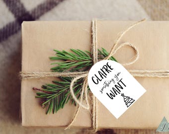 Puede incluir: Un regalo envuelto en papel marrón, atado con hilo de bramante y decorado con una ramita de hoja perenne. Una etiqueta blanca dice "Claire something you WANT" con un gráfico de árbol de Navidad. El regalo está sobre un fondo a cuadros.