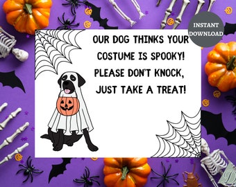 Puede incluir: Un letrero con temática de Halloween con el texto "OUR DOG THINKS YOUR COSTUME IS SPOOKY! PLEASE DON'T KNOCK, JUST TAKE A TREAT!". Muestra un perro blanco y negro con un disfraz de fantasma sosteniendo una bolsa de golosinas de calabaza. El fondo es morado con decoraciones de Halloween.