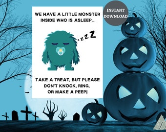 Puede incluir: Una impresión digital con temática de Halloween con una ilustración de un bebé monstruo verde azulado, una pila de calabazas talladas y una escena de cementerio. El texto dice: "WE HAVE A LITTLE MONSTER INSIDE WHO IS ASLEEP... TAKE A TREAT, BUT PLEASE DON'T KNOCK, RING, OR MAKE A PEEP!"