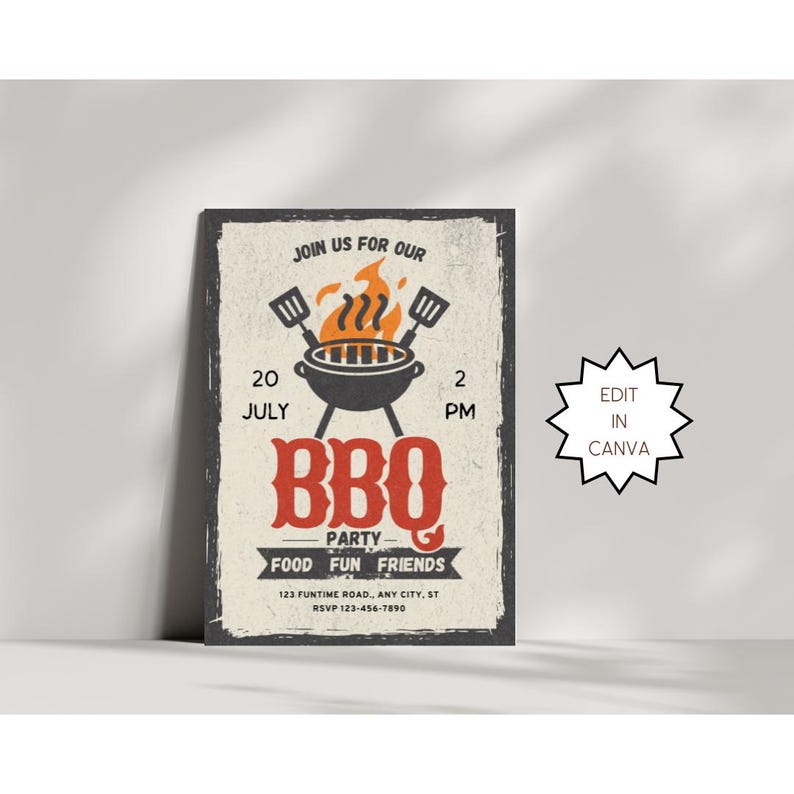 Puede incluir: Una invitaci&oacute;n de estilo vintage para una fiesta de barbacoa el 20 de julio a las 2 PM. La invitaci&oacute;n presenta una ilustraci&oacute;n en blanco y negro de una parrilla con llamas, y el texto "BBQ Party Food Fun Friends".