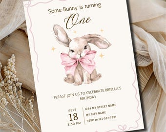 Zaproszenie Some Bunny is One, zaproszenie na przyjęcie urodzinowe z kokardką w kolorze różowym i królikiem, szablon do edycji