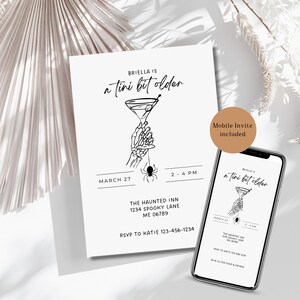 K&ouml;nnte beinhalten: Eine wei&szlig;e Einladungskarte und ein Smartphone mit einem &auml;hnlichen Design. Auf der Einladung steht "Briella is a tini bit older" mit einer Skeletthand, die ein Martiniglas und eine Spinne h&auml;lt. Das Telefon hat einen Aufkleber "Mobile Invite included".