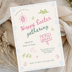 Op de afbeelding: Een uitnodiging voor een Paasbijeenkomst met de tekst "Hoppy Easter gathering" in roze en groen. De uitnodiging bevat de datum, tijd en locatie, samen met decoratieve tekeningen van eieren en een konijn.