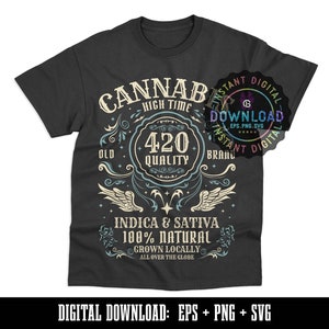 Könnte beinhalten: Ein schwarzes T-Shirt mit einem Vintage-Grafikdesign, das den Text "CANNABIS HIGH TIME OLD BRAND 420 QUALITY" mit einem stilisierten Bild von Flügeln und floralen Akzenten zeigt. Der Text "INDICA & SATIVA 100% NATURAL GROWN LOCALLY ALL OVER THE GLOBE" ist ebenfalls im Design enthalten.