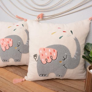 Funda de almohada bordada con elefante, cojín para habitación infantil de 40 x 40 cm, decoración infantil hecha a mano con animales, bonita almohada con borlas rosas.