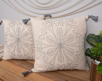 Grauer bestickter Blumen-Kissenbezug, 16x16-Baumwoll-Leinen-Kissen mit Quasten, handgefertigter Boho-Kissenbezug, elegantes, neutrales Dekor