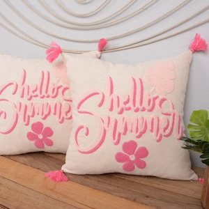 Funda de almohada "Hola Verano" - Cojín bordado rosa con detalles florales y borlas