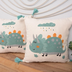恐竜キッズ枕カバー – 刺繍入り恐竜クッション、ティール色のタッセル付き