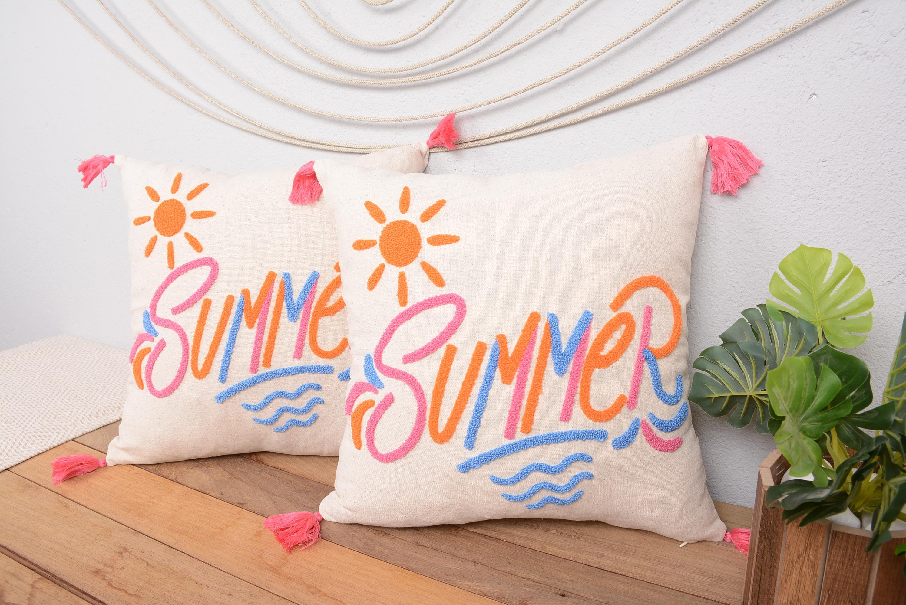 Summer Vibes Kissenbezug – Besticktes Kissen mit Sonne & Wellen Design und Rosa Quasten