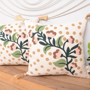 Funda de almohada con lunares florales: cojín bordado de inspiración natural con borlas