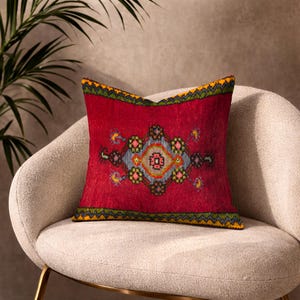 Könnte beinhalten: Ein Set aus drei Keramikbechern mit gesprenkelter, matter Oberfläche. Die Becher sind in Creme-, Hellgrau- und Dunkelgrautönen gehalten. Jeder Becher hat ein schlichtes, minimalistisches Design.