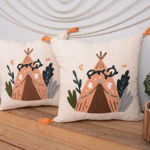 Almohada infantil de tienda de campaña tipi de 40 x 40 cm, funda de cojín bordada para camping, decoración bohemia para guardería, cojín de lino y algodón hecho a mano.