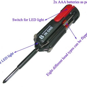 Puede incluir: Un destornillador multiherramienta negro con una luz LED blanca y un interruptor rojo. La herramienta tiene ocho cabezales de destornillador diferentes que se pueden voltear. La herramienta funciona con dos baterías AAA.