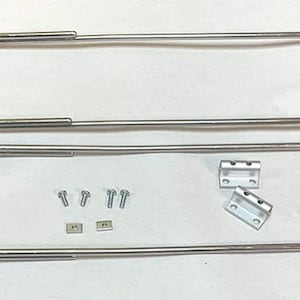 Puede incluir: Un juego de tres reguladores de ventanas de metal cromado para un automóvil. Los reguladores son nuevos y vienen con hardware de montaje, incluidos tornillos y soportes.