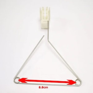 以下が含まれることがあります： 白いプラスチック製のハンガーで、三角形の金属フレームが付いています。フレームの幅は8.8cmです。