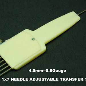 Puede incluir: Herramienta de plástico blanco con 7 agujas y una perilla para ajustar la longitud de la aguja. La herramienta está etiquetada "1x7 NEEDLE ADJUSTABLE TRANSFER TOOL" y "4.5mm-5.6Gauge".